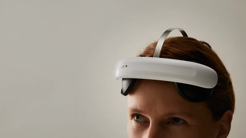 Flow tDCS-Headset wird von einer Person auf der Stirn getragen.
