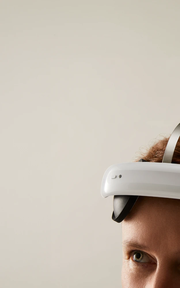 Flow tDCS-Headset wird von einer Person auf der Stirn getragen.